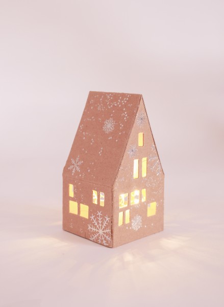Kleines Winter Licht Haus - Schneeflocken - Lichthaus aus Karton mit 5er LED-Lichterkette